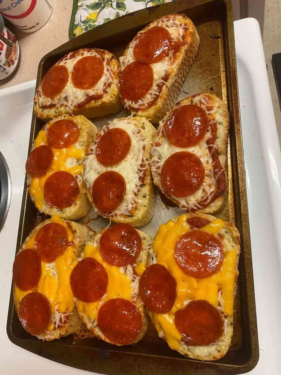 EASY GARLIC BREAD PIZZA