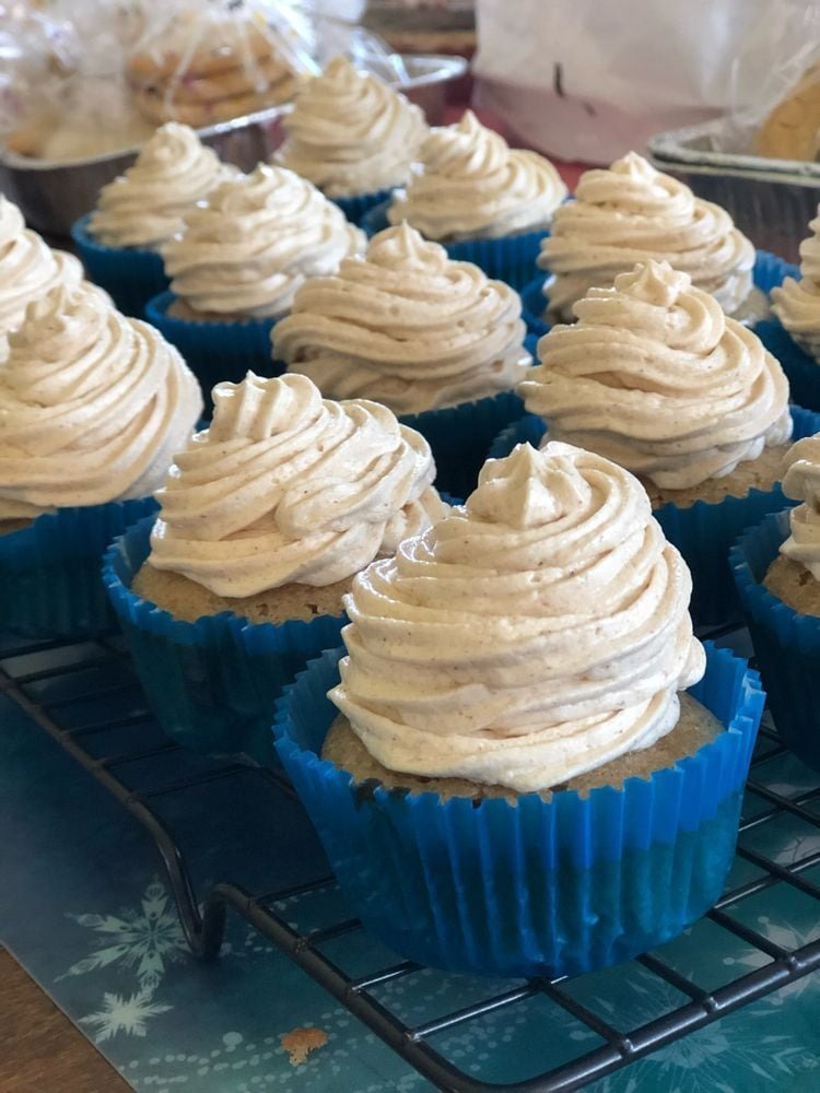 APPLE CIDER CUPCAKES AND BROWN SUGAR CINNAMON BUTTERCREAM