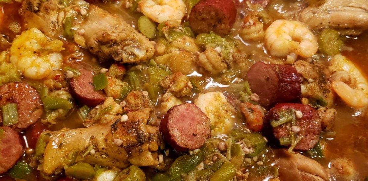 Okra stew with chicken, sausage, shrimp and crawfish tails, onion and green peppers – Susan Recipes