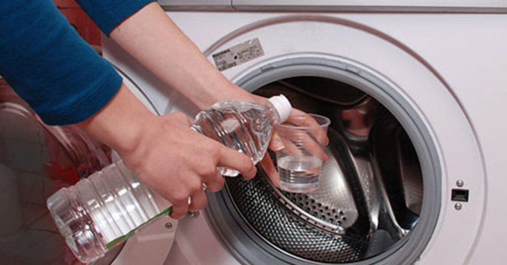 Yes, vinegar helps clean the washing machine thoroughly: here’s how to use it